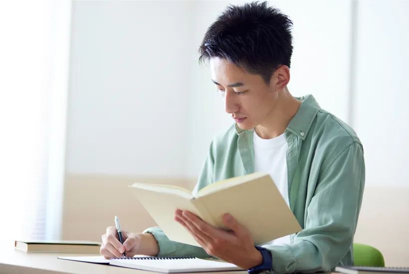 仕事の合間に学習する社会人