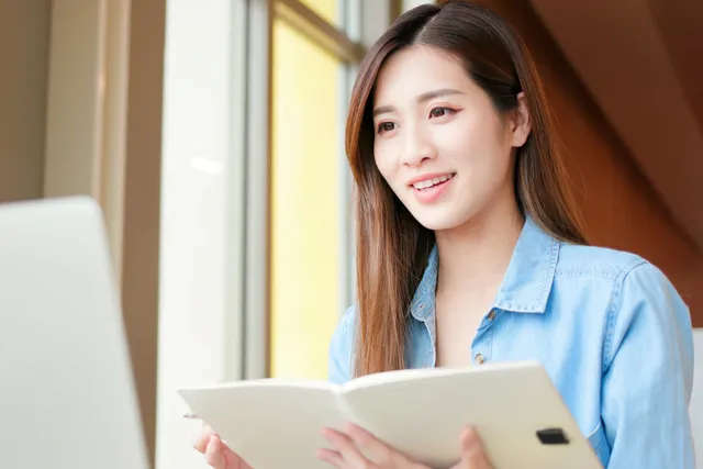 学習する社会人のイメージ